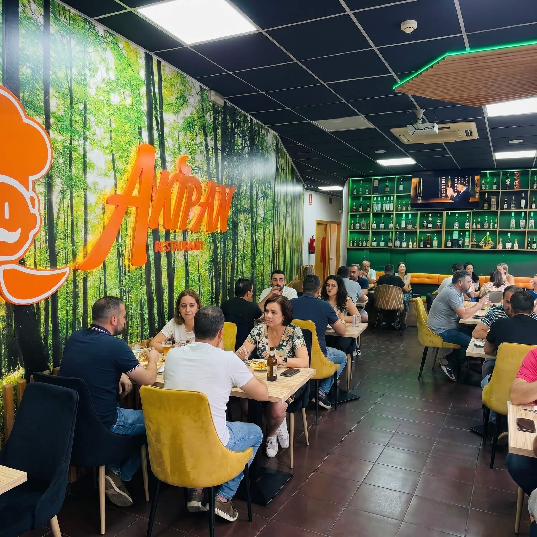 Restaurante AKIPAN lleno de clientes